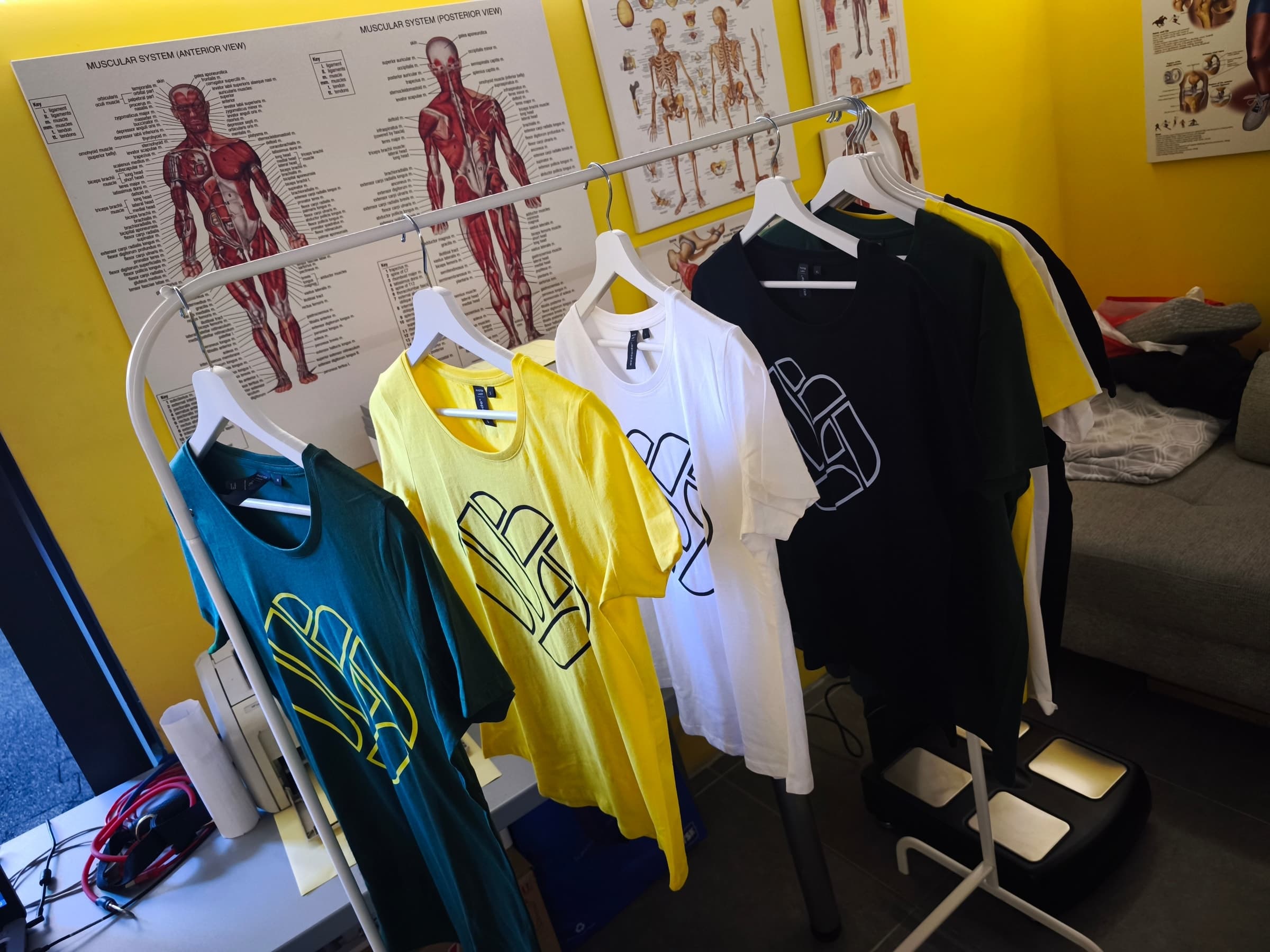 Brendirane Workout Team majice na štenderu ispred anatomskih postera