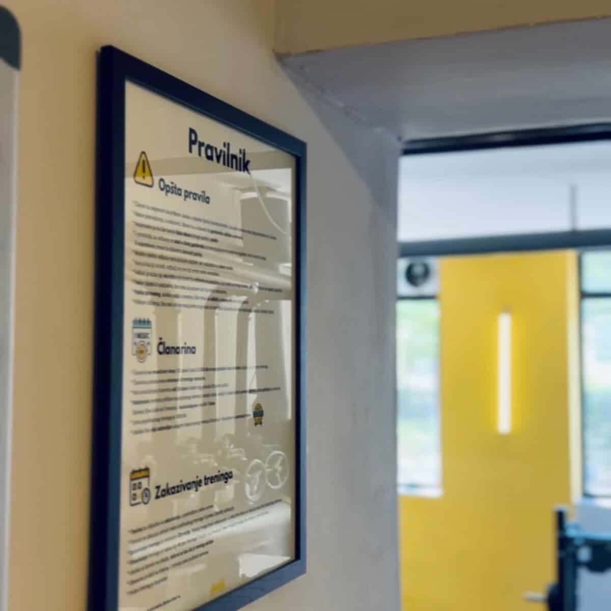 Poster sa pravilima ponašanja u studiju, okačen na zid